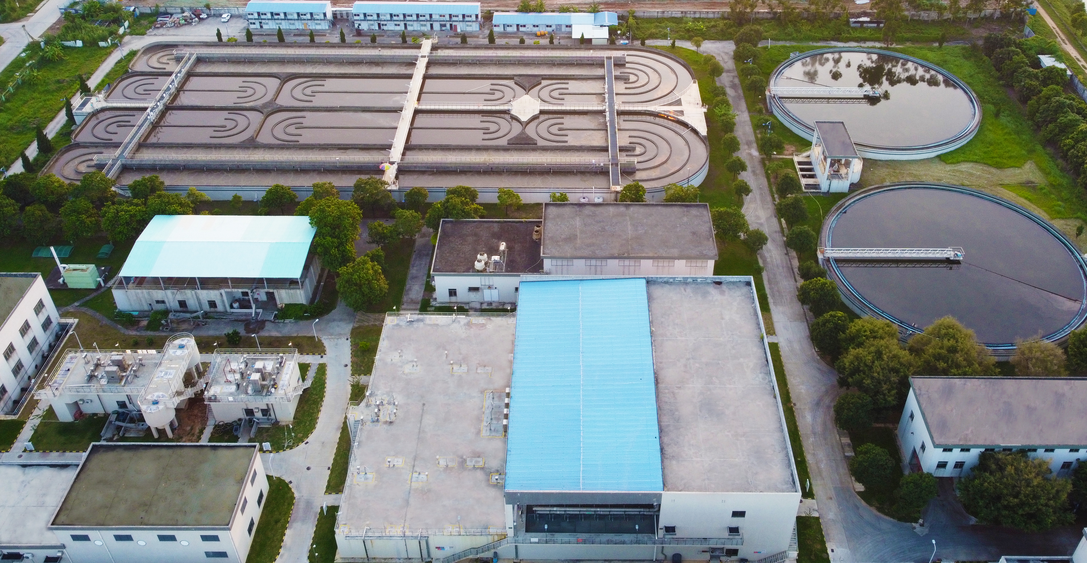 20221028-凯发平台陈吕军教授团队发文揭示能 水基础设施共生的降碳、节水与经济效益-郭扬-污水处理厂实景图.jpg 20221028-凯发平台陈吕军教授团队发文揭示能 水基础设施共生的降碳、节水与经济效益-郭扬-污水处理厂实景图.jpg